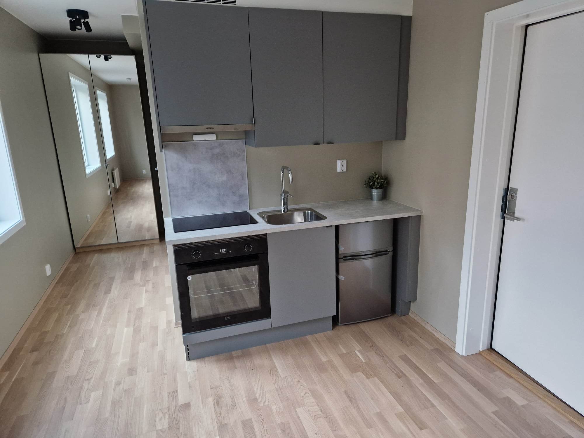 Hvitevarer som kombiskap med kjøl/frys, og ovn med induksjonstopp. Medfølger også et nytt og praktisk klesskap. 